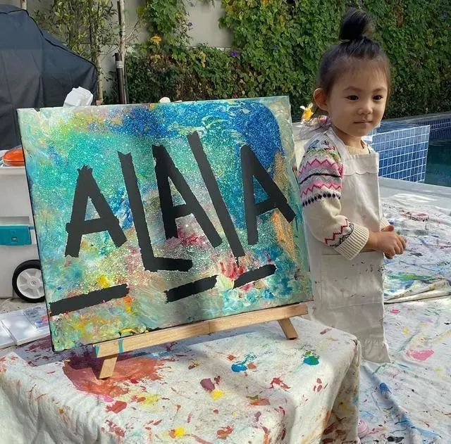 其實陳冠希一向很鼓勵女兒發揮創意，經常分享她的畫作和設計。