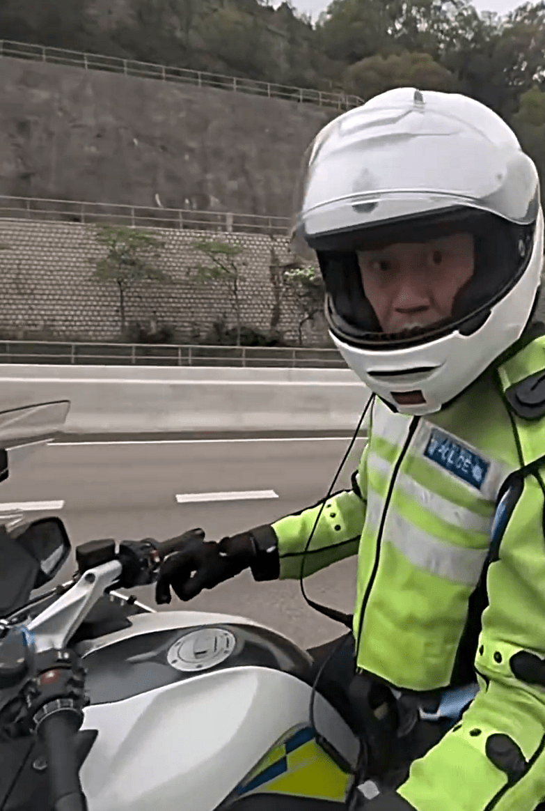 交警將英漢截停。fb：向香港警察致敬