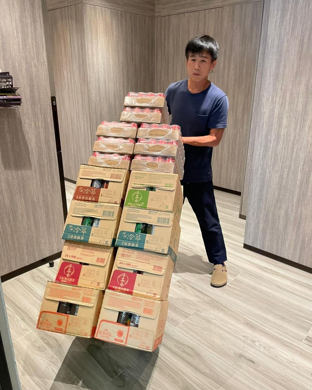 林海峰好似送貨工人。 林海峰好似送貨工人。