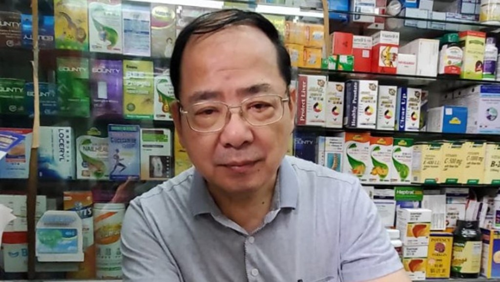 港九藥房總商會副會長劉愛國表示,對內地人或湧港搶購藥品「驚都無得驚」.。資料圖片