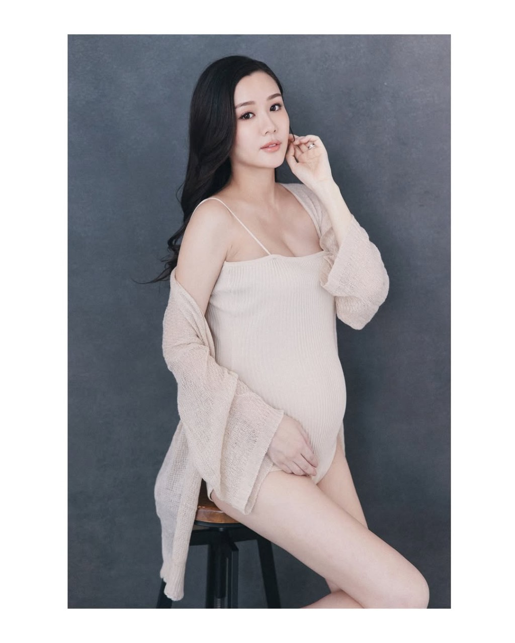 陳詩欣昨日搶先公開超性感孕照,性感上圍修長美腿極吸睛,但最搶眼當然是其孕肚。 陳詩欣昨日搶先公開超性感孕照,性感上圍修長美腿極吸睛,但最搶眼當然是其孕肚。
