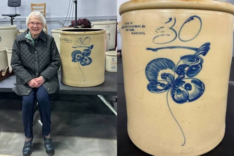 刻有藍色蝴蝶標記的巨型陶罐，以25萬拍出，賣家喜出望外。Colleen Williams presents/fb