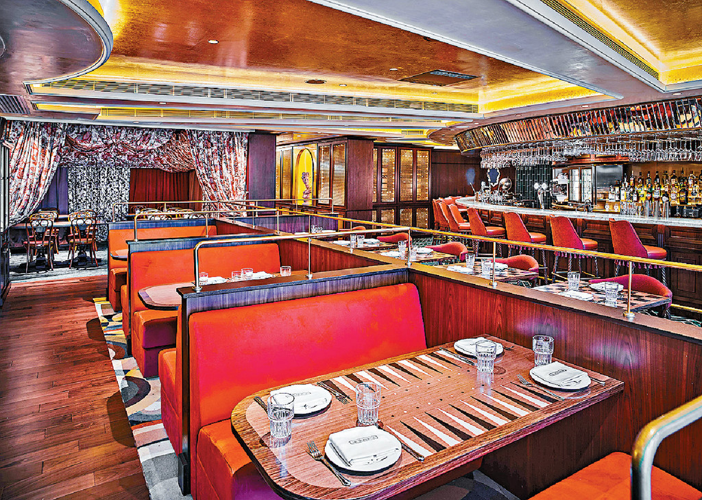 旗下餐厅以高格调的装潢见称，图为在鰂鱼涌开设的The Sixteenth。