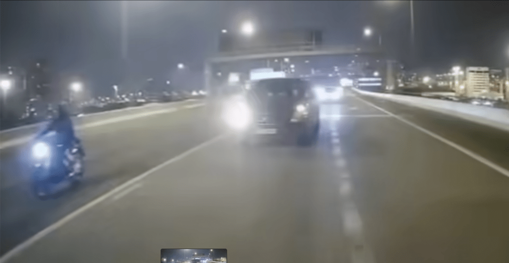 電單車在客貨車右前方行駛。車cam L（香港群組）片段截圖