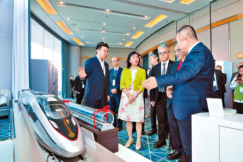 運輸及物流局局長陳美寶於會場內參觀展覽。