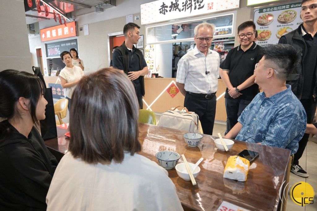 岑浩輝與到訪美食廣場的旅客互相問好。澳門新聞局圖片 岑浩輝與到訪美食廣場的旅客互相問好。澳門新聞局圖片