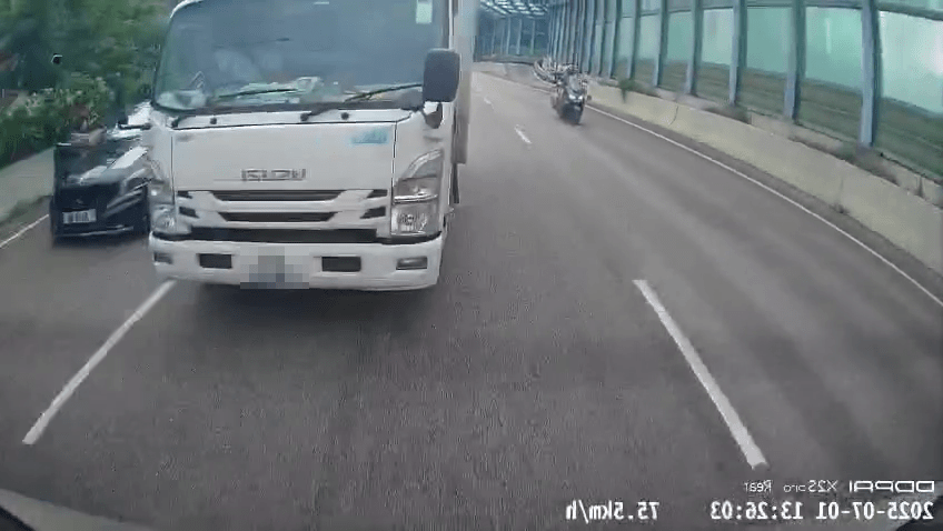 運魚貨車收掣不及撞向前車,貨斗內魚缸水也溢出。 運魚貨車收掣不及撞向前車,貨斗內魚缸水也溢出。