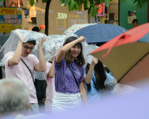 天文台預料本港今日多雲,有驟雨及狂風雷暴,雨勢有時頗大。