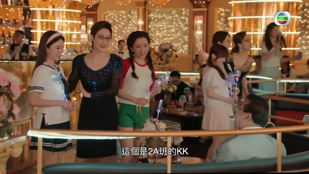 “Money”文凯玲（右三）穿体育服形合舞会主题。