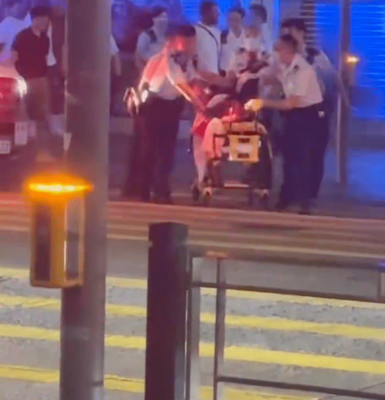 警員將事主制服,並由救護車將他送院治理。Threads@ochanwhatsup影片截圖 警員將事主制服,並由救護車將他送院治理。Threads@ochanwhatsup影片截圖