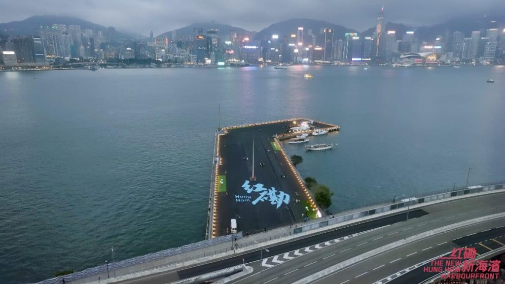 新近開放的紅磡新海濱長廊，前身為鐵路貨櫃碼頭，其270度環迴維港景致令人驚艷。發展局fb圖片
