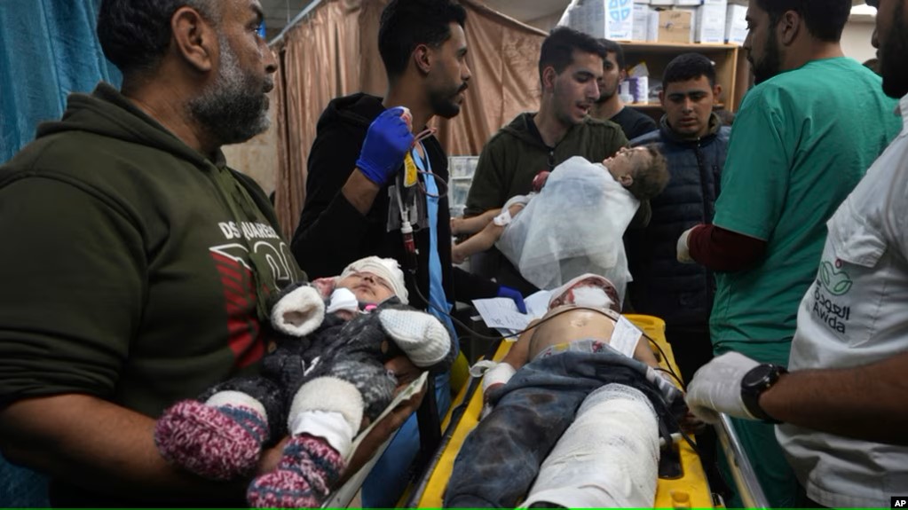 在以軍轟炸中受傷的巴勒斯坦兒童。美聯社