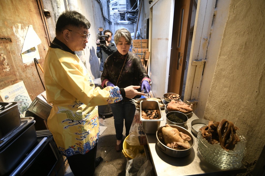員工合力準備飯餸。 員工合力準備飯餸。