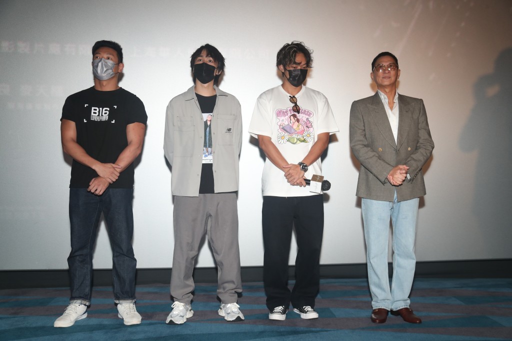4 名演員出席謝票。