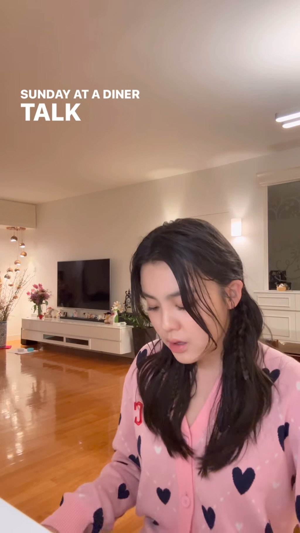 早前,姚焯菲在IG上發佈了一段自彈自唱的影片,全情唱得七情上面十分投入,更意外曝光其富貴大屋,目測實用面積近千呎左右。 早前,姚焯菲在IG上發佈了一段自彈自唱的影片,全情唱得七情上面十分投入,更意外曝光其富貴大屋,目測實用面積近千呎左右。