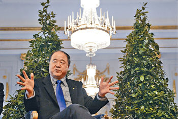 2012年中国作者莫言获得诺贝尔文学奖。新华社 2012年中国作者莫言获得诺贝尔文学奖。新华社