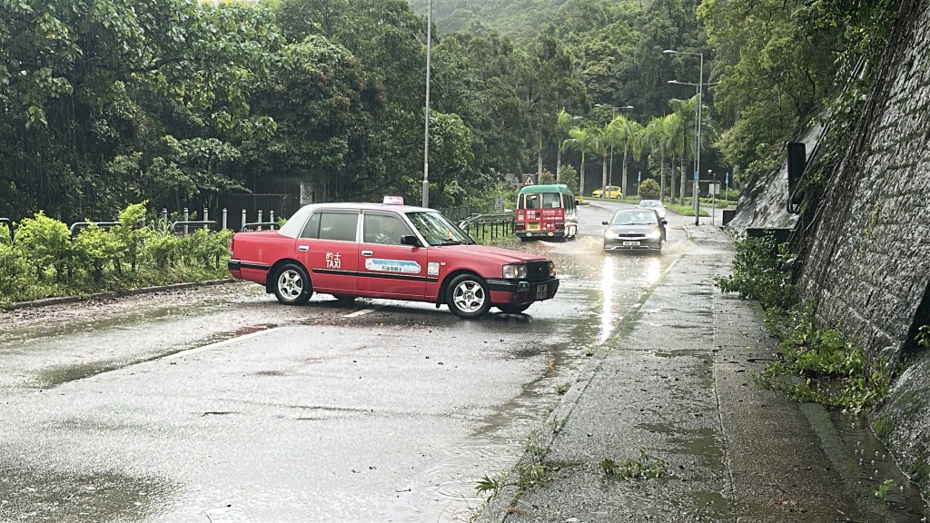 大埔公路的士掉頭走。劉漢權攝