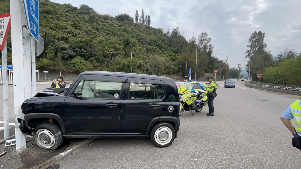 私家車自炒撞路牌。林思明攝