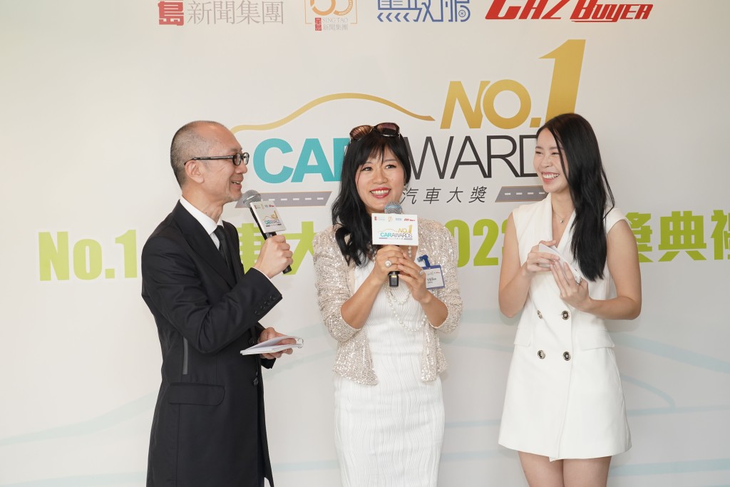 《驾驶舱》及《CazBuyer》主编彭志扬（左）与Yasmin（右）担任大会司仪。
