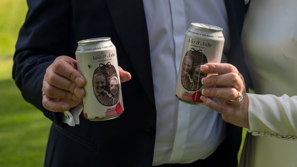 婚礼啤酒罐上印有一对新人的照片。 路透社