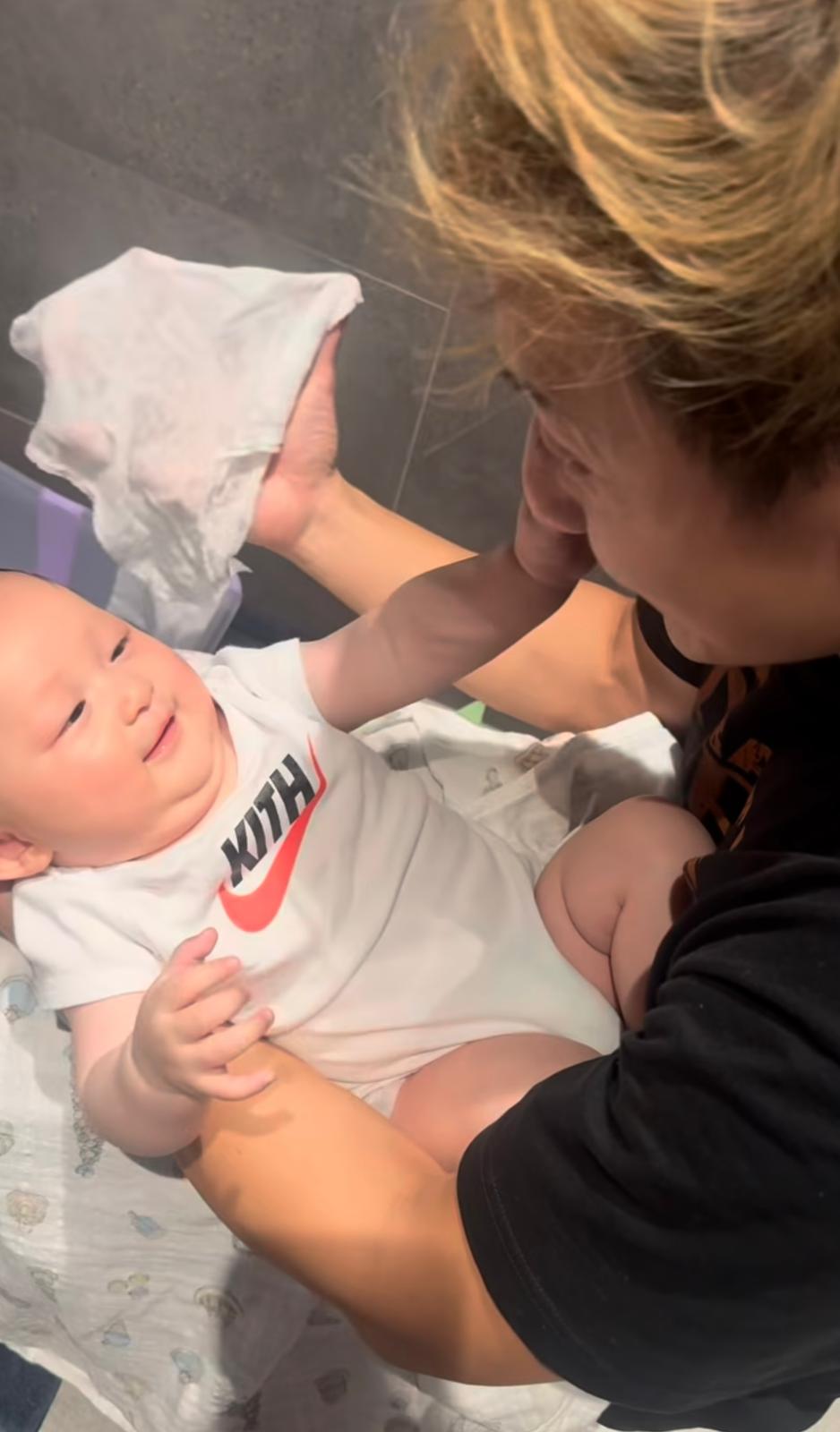 小方回家後亦立即卸下歌手的身份，專注投入暖爸職責。