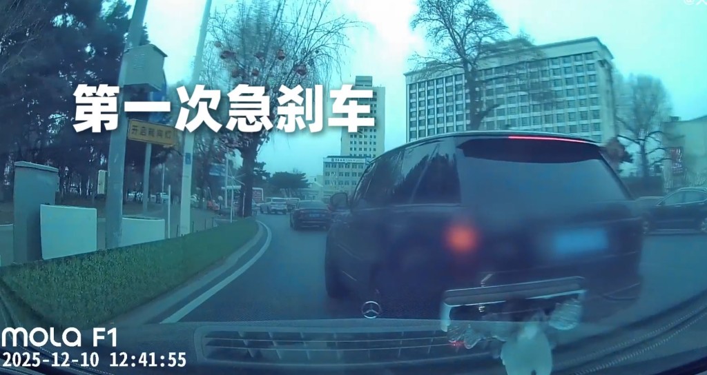 Benz因Range Rover惡意急煞8次導致撞毀。