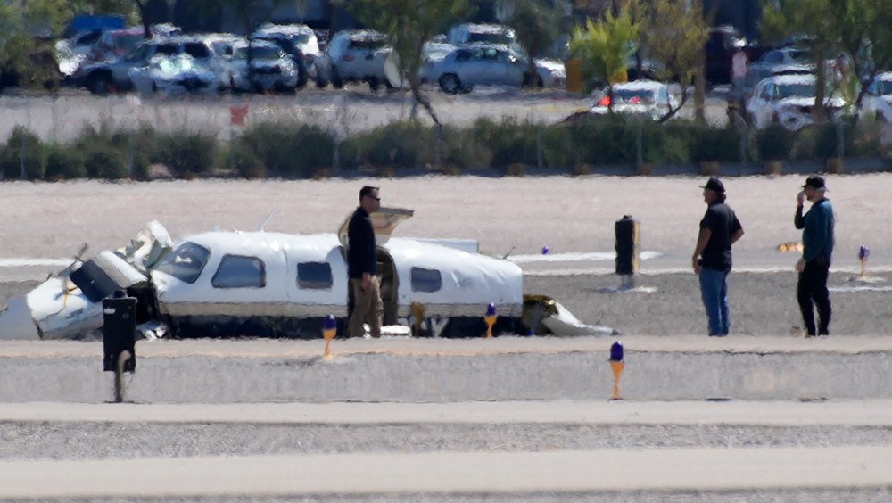 美國兩架小型飛機在拉斯維加斯機場相撞。AP圖