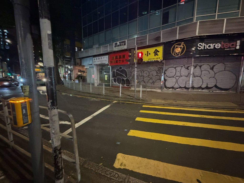 根據事主的圖片所示,懷疑是湯汁的液體遍布火鍋店門外的路面。 根據事主的圖片所示,懷疑是湯汁的液體遍布火鍋店門外的路面。