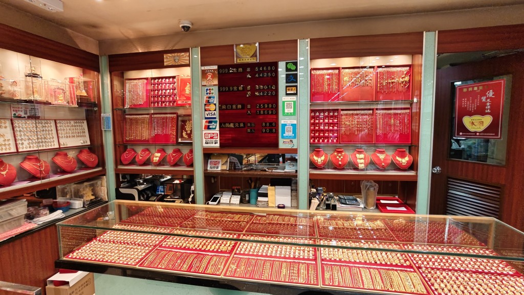 金價暴跌｜本地金舖生意淡靜 指市民續觀望：個個坐喺度，睇會唔會再跌