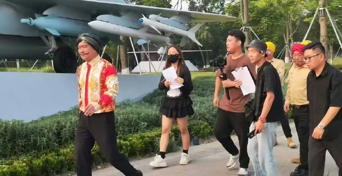 豪哥哥團隊以「殲-10C」模型為背景拍攝。 豪哥哥團隊以「殲-10C」模型為背景拍攝。
