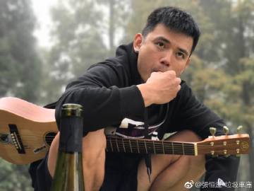 黑色素瘤｜36岁歌手张恒远曾参加选秀节目《中国好声音2》中获得亚军而走红（张恒远微博）