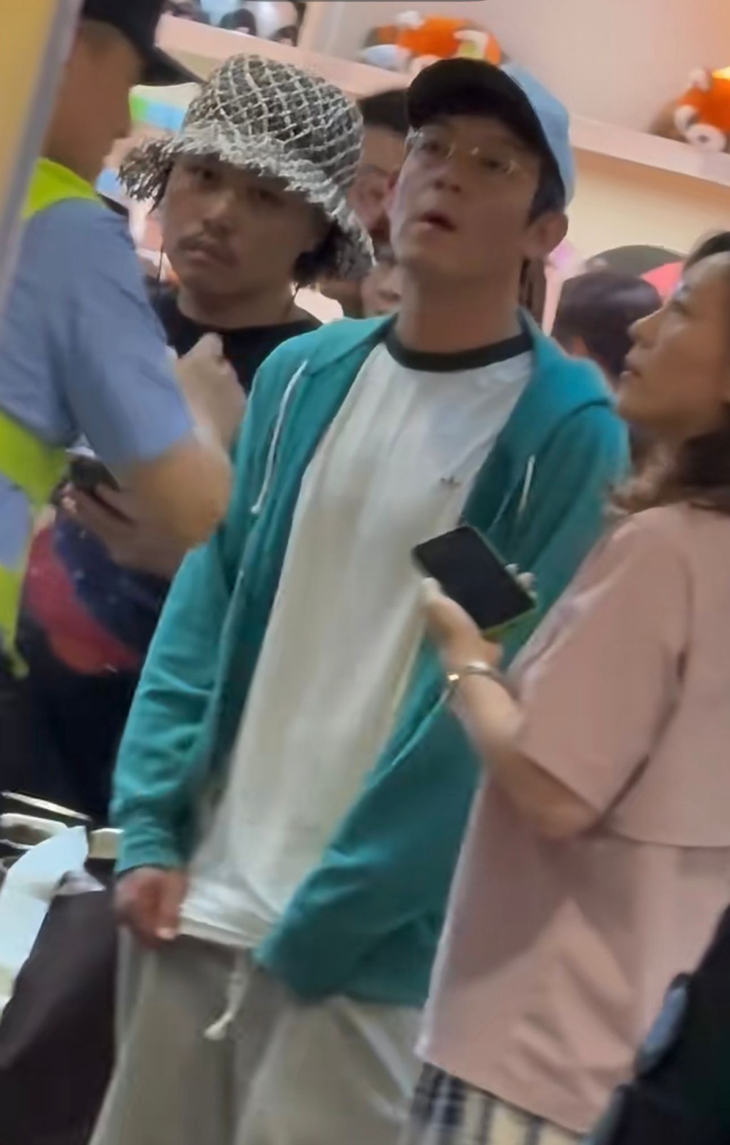 國際運動品牌巨頭Nike近日入稟美國加州聯邦法院,向香港藝人陳冠希及其創立的CLOT品牌索償1.26億美元(約9.8億港元)。 國際運動品牌巨頭Nike近日入稟美國加州聯邦法院,向香港藝人陳冠希及其創立的CLOT品牌索償1.26億美元(約9.8億港元)。