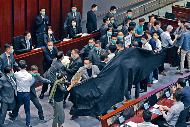 ■內會會議改由陳健波主持,泛民議員走出主席台前拉起黑長布,質疑陳健波違規越權。
