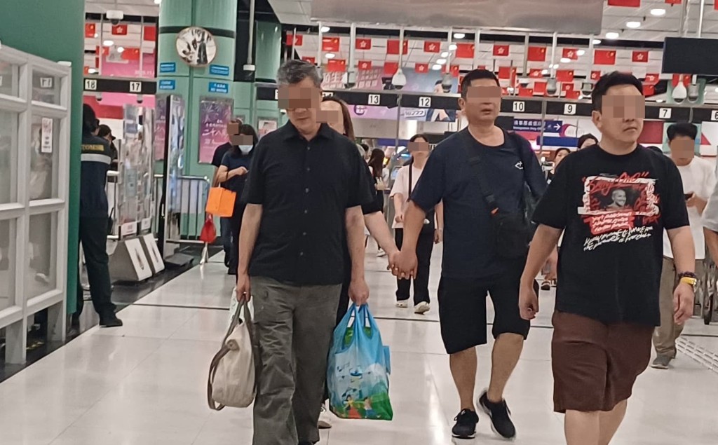 關員金晴火眼視察入境人士，不時截查。 