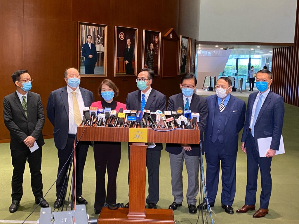 盧偉國(中)冀新官員在適當時候做適當事情。