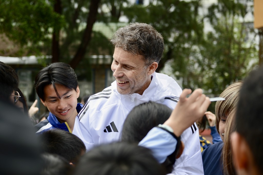 朗尼莊臣受熱捧,認真為小球迷簽名。楊功煜攝 朗尼莊臣受熱捧,認真為小球迷簽名。楊功煜攝