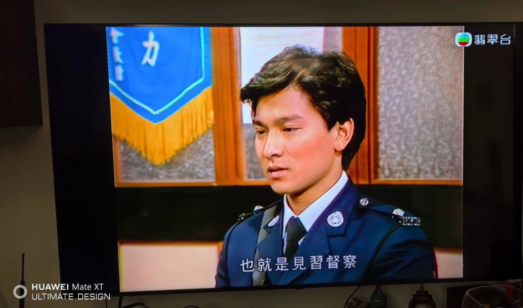 近日电视重播由刘德华主演的《猎鹰》。 近日电视重播由刘德华主演的《猎鹰》。