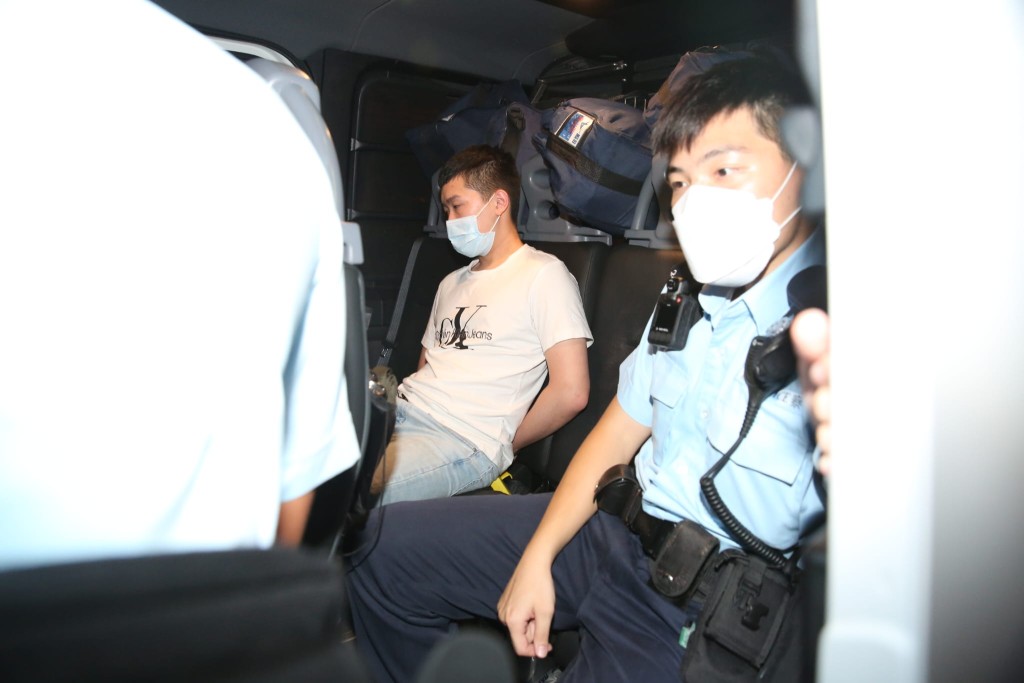 26岁男乘客亦被捕。 尹敬堂摄