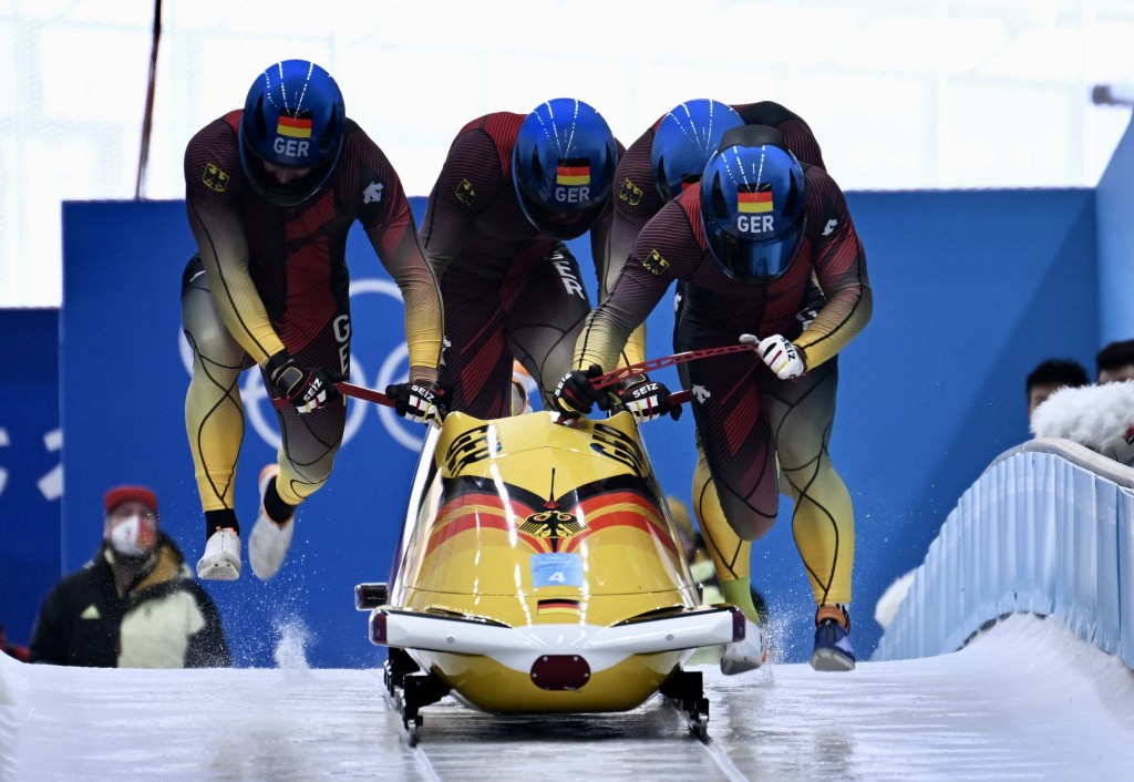 四人雪橇比赛由德国称霸,正正印证德国车厂的高科技水平。 四人雪橇比赛由德国称霸,正正印证德国车厂的高科技水平。