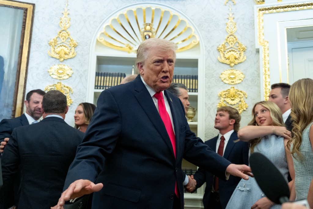 特朗普在Truth Social发帖宣布美伊对话“富有成效”并延迟打击伊朗发电站前15分钟，市场突然出现异常交易纪录。美联社