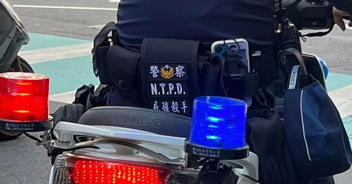 警察腰包上的「屁孩殺手」四字，引來網民熱議。FB圖