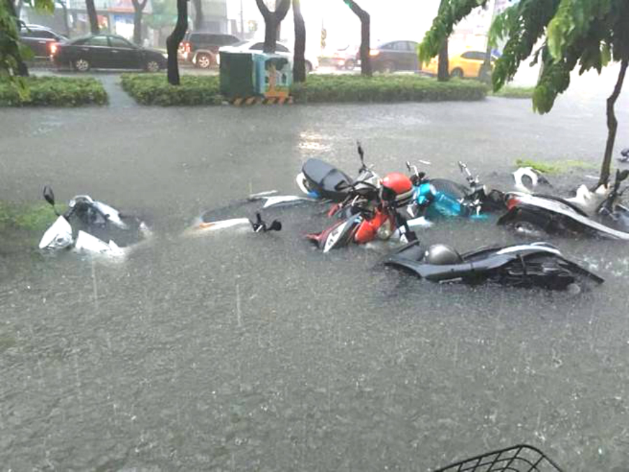 高雄市街道被水淹沒。網上圖片