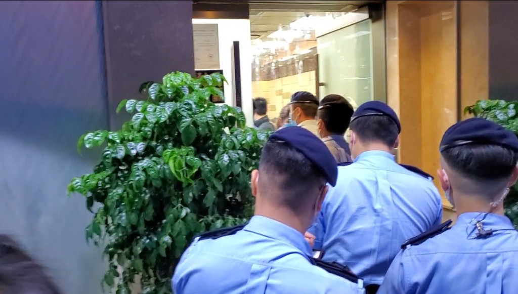 警方巡查長沙灣一間麻雀館。