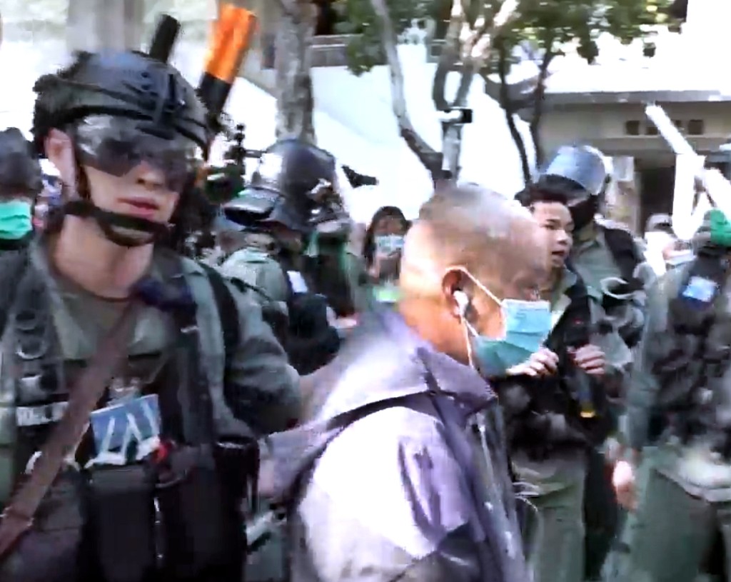 防暴警察介入帶走老翁。港台截圖