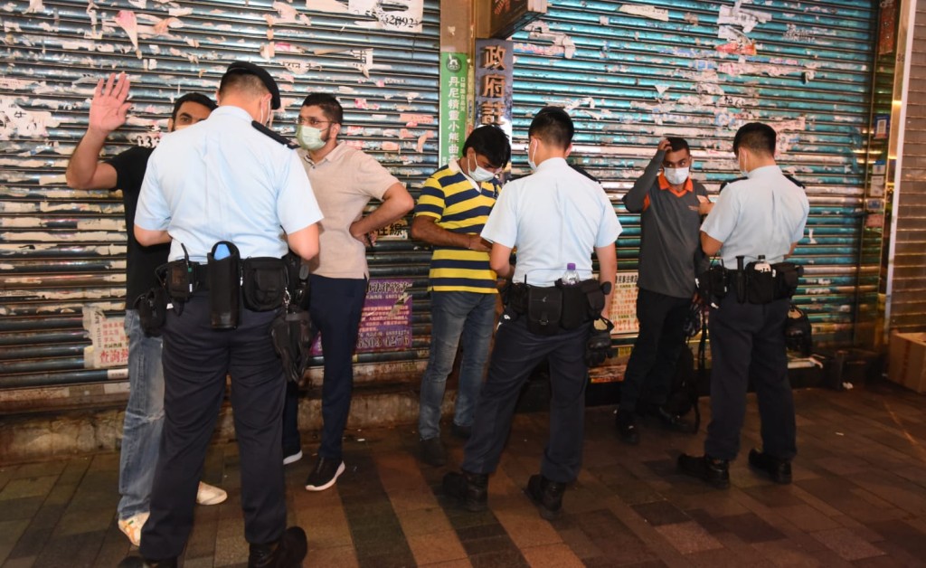 警方截查多名南亚裔男子。