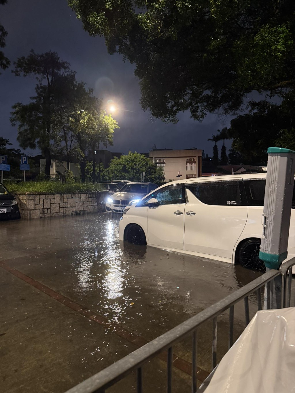 上水圍莆上村停車場水浸。網上圖片 上水圍莆上村停車場水浸。網上圖片