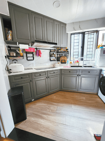 廚房設有上下列廚櫃，收納空間充足。