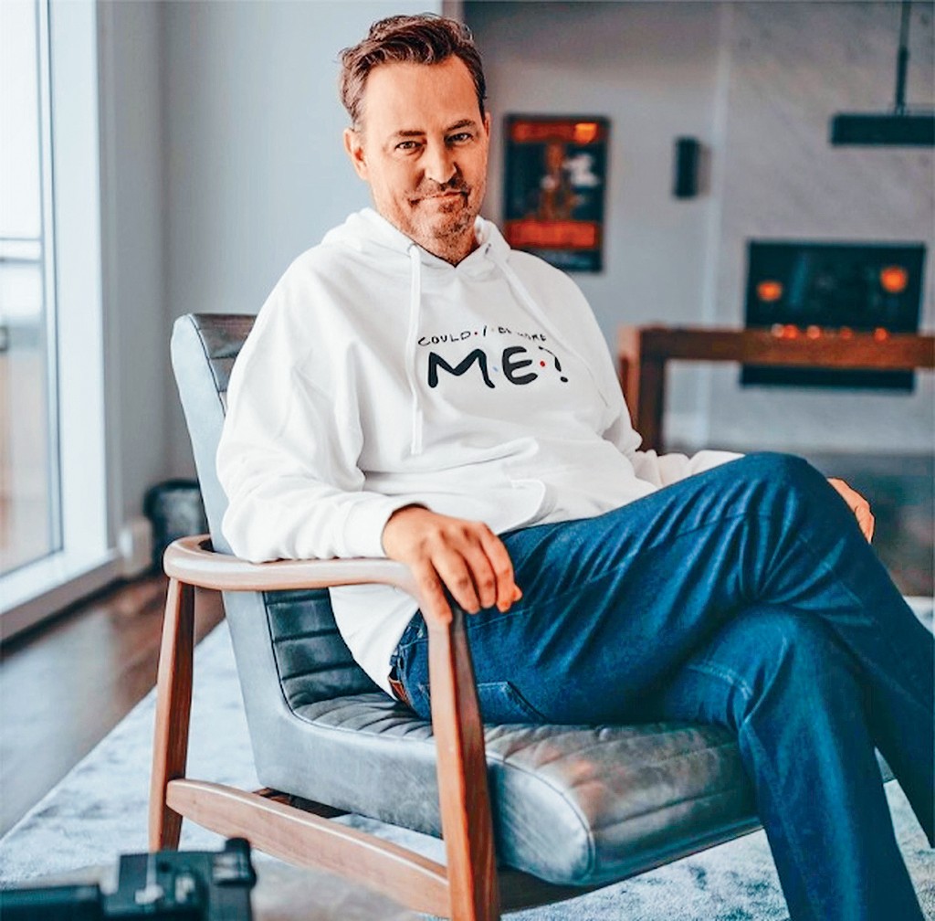 《老友記》主角之一馬修派利在家中按摩池溺斃，終年54歲。