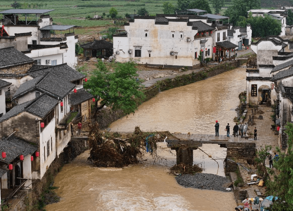 黄山洪水冲坏700多年历史环秀桥。