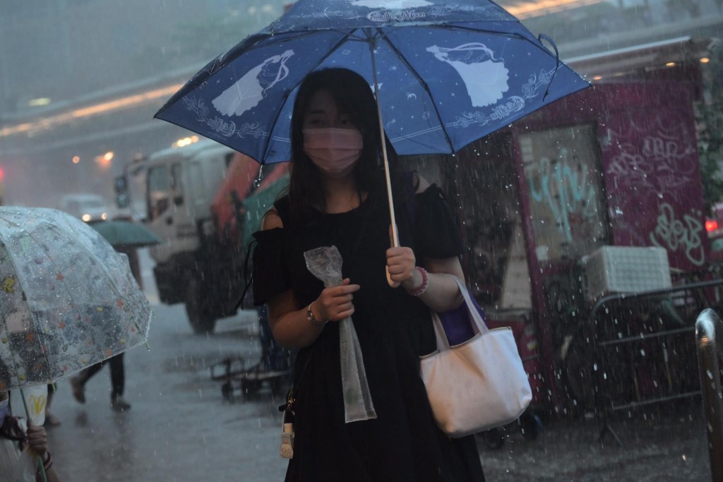 天文台一度發出今年首個黑色暴雨警告,市民上班十分狼狽。
